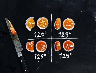 Koka utan lock, rör om då och då tills smeten klarar kulprovet för knäck eller tills temperaturen är