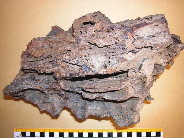 34 ovnstypologi og ovnskronologi i den nordiske jernvinna Figur 11: En del av ett av de stora slaggblocken från en av ugnarna i Valbo socken, Gästrikland, med tydliga horisontella parallella