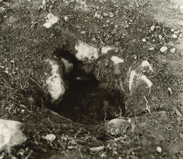 blästbruk finns det en systematik mellan tid, rum och typ? 27 Figur 3: Blästugn från bronsåldern 1000-700 BC, Hällby Litslena socken, Uppland. Från Hjärthner-Holdar 1993.