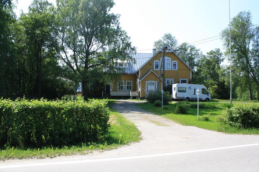 11 Bild 8. Vy över gammal skolbyggnad från centralaste delen av planområdet. Arbetsplatser, näringsverksamhet Jord- och skogsbruk idkas inom planeområdet.