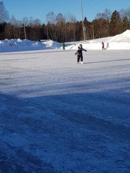 Det gör att vi vill vara ute mer och leka i snön, åka i pulkbacken och åka