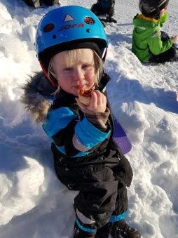 På skolgården har vi en fin isbana där vi åker skridskor.