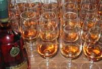 Vi serverar ekologiska, rättvisemärkta och mörkrostade bönor från Arvid Nordqvist. Likör Baileys...18 kr /cl Carlshamns Flaggpunsch...20 kr /cl Cointreau...20 kr /cl Kahlúa...18 kr /cl Limoncello.