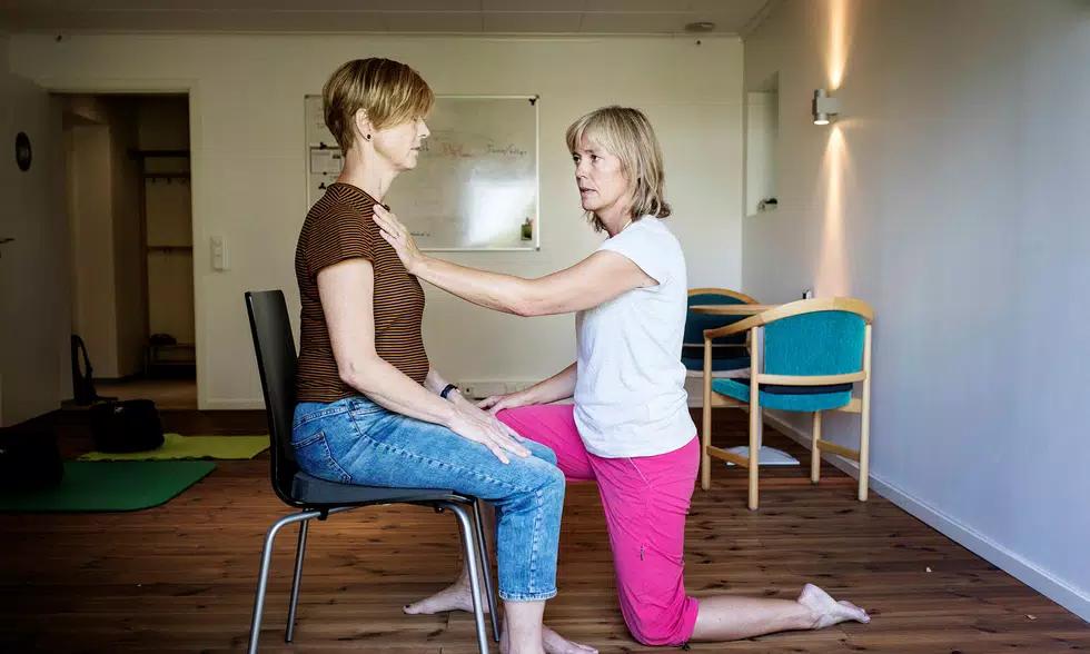 psykiska lidandet efter ett sexuellt trauma. Vi jobbar resursorienterat och börjar där det nns bäst kontakt med små, inre muskler.