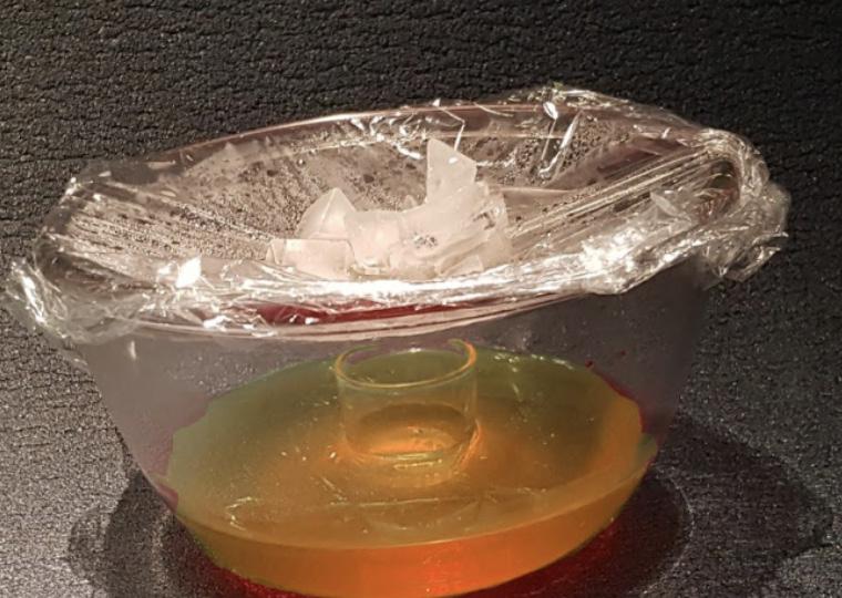 Kondensation Det här behövs: 1 SALLADSSKÅL HELST AV GLAS 1 ÄGGKOPP AV PORSLIN ELLER GLAS PLASTFOLIE IS ELLER SNÖ GUL KARAMELLFÄRG SALT VATTEN Gör så här: Värm vattnet till lite mer än handljummet och