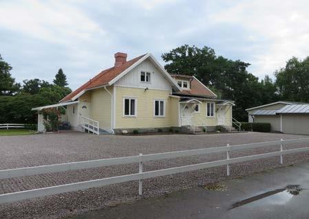 En mangårdsbyggnad mitt i Gökalund, som under en