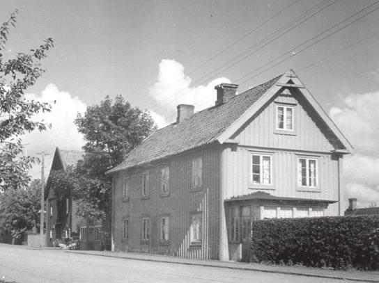 1 Karl IX utfärdade förbud mot olagliga hamn- och marknadsplatser, bland annat Bergkvara, år 1600. I skrift nämns marknadsstånden här redan 1616.