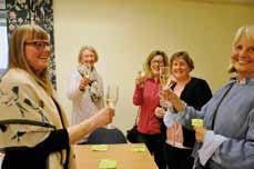 Skål i skumpa för Airedaleterrierlägret 10 år. Från vänster Elisabeth Svane, Lena Lindblom, Susanne Sarezäter, Anna Arne-Andersson och Karin Fredriksson.
