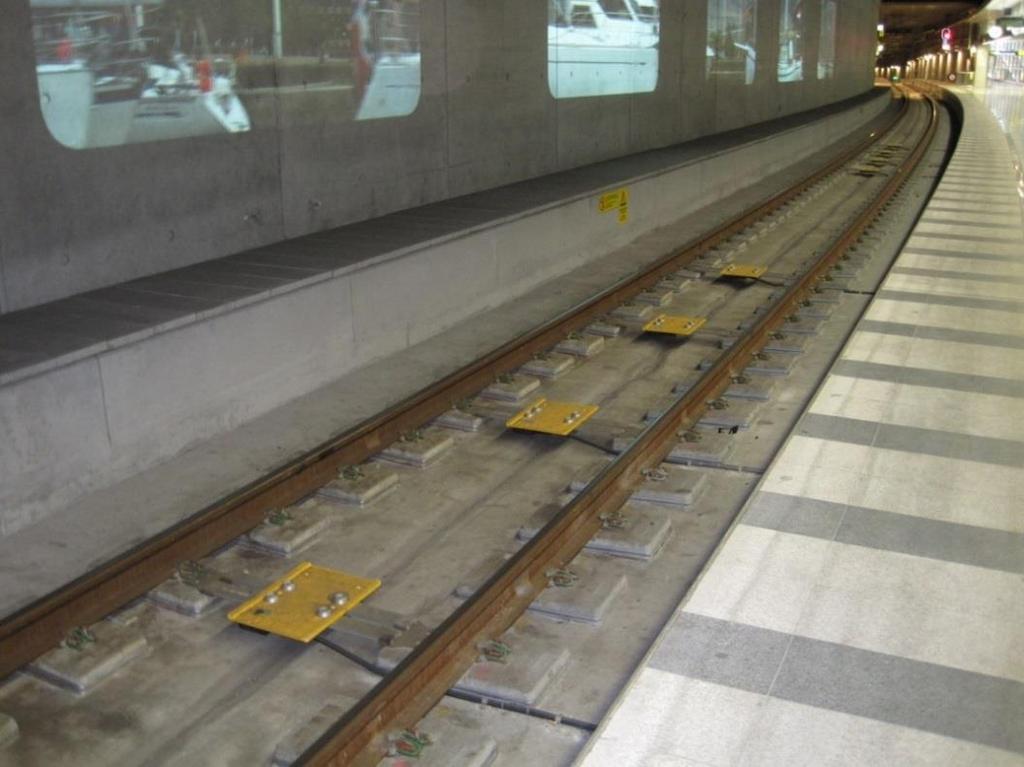 Höghastighetsjärnvägen mellan Hässleholm och Lund ska byggas med ballastfria spår, det vill säga spår som är direkt fixerade i en betongplatta utan slipers och makadam.