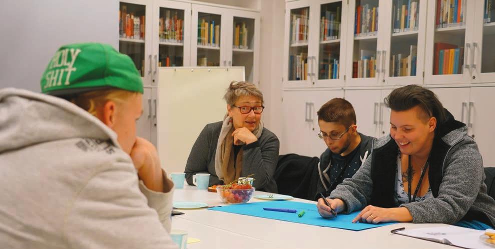 Lyssna in de ungas önskemål om hur de vill bo. På bilden till höger: Theo Degerth, Eivor Österlund-Holmqvist, Viljam Volanen och Fredrica Degerth. Vadå grannskapsnätverk?