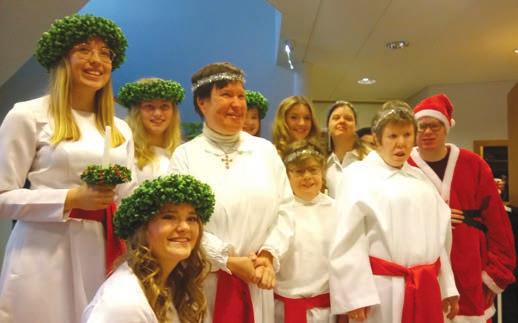 FÖRENINGSINFO DUV I VASANEJDEN VASANEJDEN.DUV.FI Finlands lucia med DUV-gäng För allra första gången bestod Folkhälsans luciauppträdande med Finlands lucia av ett gäng tärnor och en tomte från DUV i Vasanejden.