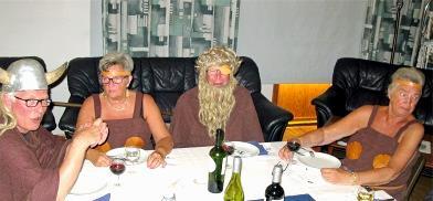 Till vänster i bild ses de nyutnämnda Hederskorparna Gun-Britt Robertsson nr 93 och
