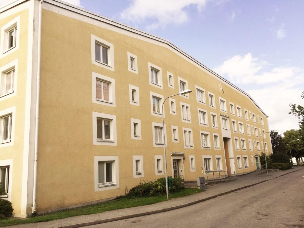 På den motsatta sidan ligger Smedshagen. Ett av bostadshusen i Åkervickern 1.