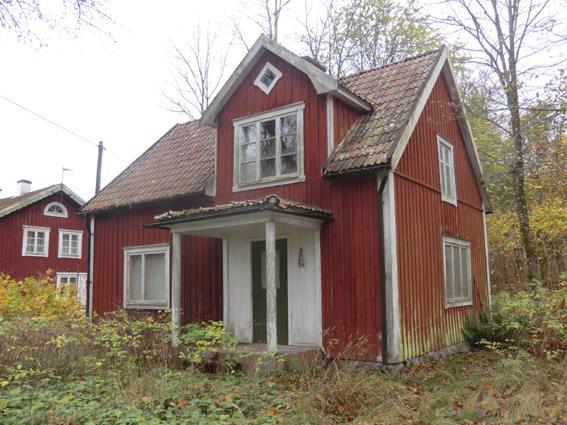 Ladugård Bostadshus i 1½ plan, Stomme av trä på stensatt/putsad torpargrund.