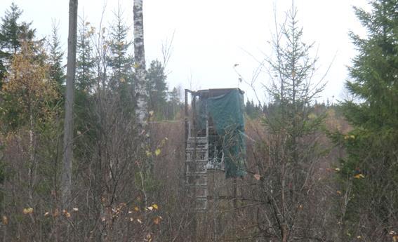 Jakt Riksväg passerar mellan ekonomibyggnader och bostadshus.