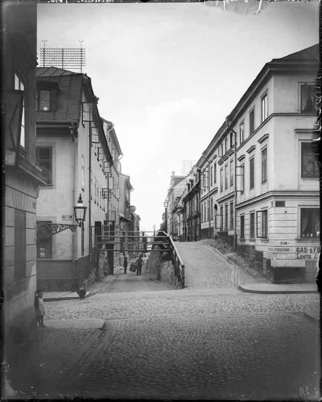 BRÄNNKYRKAGATAN VÄSTERUT 1896. FASTIG- HETEN UGGLAN STÖRRE 9 TILL HÖGER. OKÄND FOTOGRAF. SSMFA192 Byggnaderna på fastigheten Ugglan större 9 uppfördes i olika etapper.