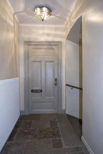 I HUSET SOM UPPFÖRDES UNDER 1800-TALET BEVARAR TRAPPHUSET KALK- STENSGOLV, TRAPPA OCH FYLLNINGSDÖRRAR. FOTO: J. MALMBERG BEVARAD ÄLDRE FYLLNINGSDÖRR. FOTO: J. MALMBERG dekorativt gjutgjärnsmönster.