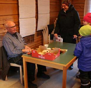 den välbesökta julmarknaden på Vretas i Valbo den 30 november, berättar Ulla Forsberg.