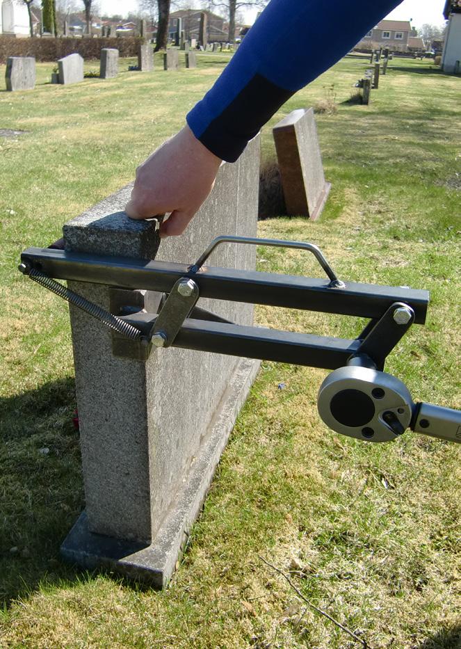 Dragprovet görs alltid med en stroppslinga som fästs i instrumentets krok. Tryckprovet görs genom att man sätter instrumentets platta mot gravvården och därefter trycker upp till 35 kg (350 N).