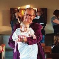 Kyrknytt Vad betyder dopet? Det betyder att den döpte är kristen, står med i en kyrkas gemenskap, får en relation till Gud. Den relationen lovar Gud från sin sida att aldrig bryta.