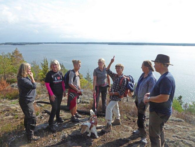 Medhavt fika intogs på klipporna med utsikt över segelbåtar och öppet hav. Efter lunch fanns olika aktiviteter att välja bland.