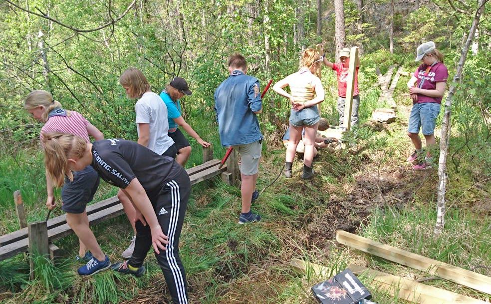 Scouter bygger ny spång på Sörmlandsleden Kärrtorps scoutkår har byggt en ny spång mellan Paradiset och Lida. Efter 4-5 timmar var en ny spång klar.