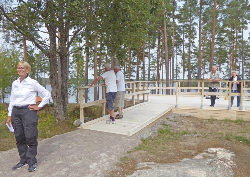 Informationsskyltar om fiskar och fåglar som lever här finns på svenska, engelska och tyska. I några träd sitter skulpturer av fåglar och insekter.