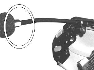 Kontrollera att mikrofonstödets sida med bokstaven n vänder in mot hjälmens insida (Fig.