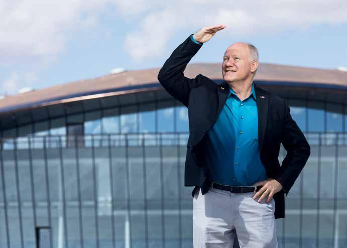 Skarpt dagsljus flödar in från det stora fönstret med utsikt mot startbanan.