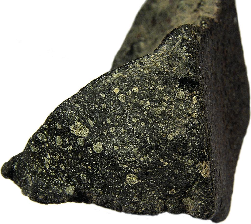 ANDERS JOHANSEN Figur 3: Fragment av Murchison-meteoriten, en så kallad kolhaltig kondrit. Sådana meteoriter har ett stort innehåll av grundämnet kol i form av långa, organiska molekyler.