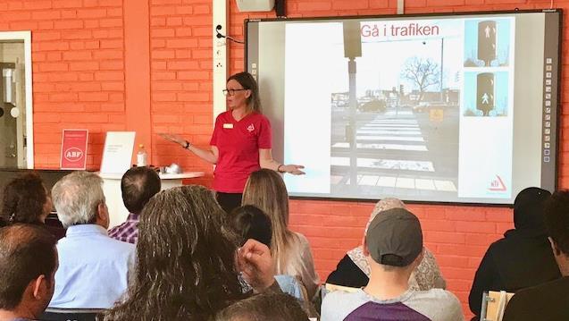 NYA SVENSKAR Invandrarföreningar, SFI-skolor och asylsökande NTF Väst besöker årligen nya svenskar i invandrarföreningar och SFI-skolor för att informera om vikten av att använda bilens