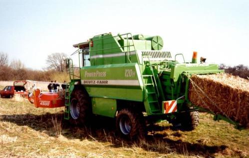 Figur 6. Självgående fyrkantspress från Deutz-Fahr, Power Press 120 H. Här utrustad med majsbordet Kemper 4500. Detta majsbord är väl utprovat i Sverige för vårskörd av torr hampa med exakthack.