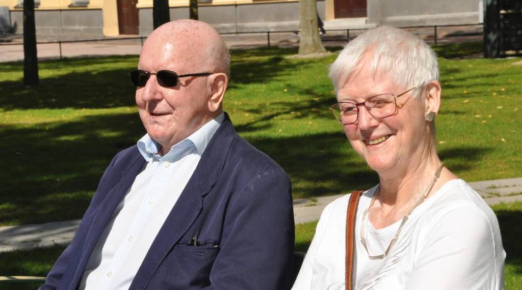 Leopold Ericson och Ulla-Britt Bramdal i intensiva samtal sittandes i Kungparken, Helsingborg.