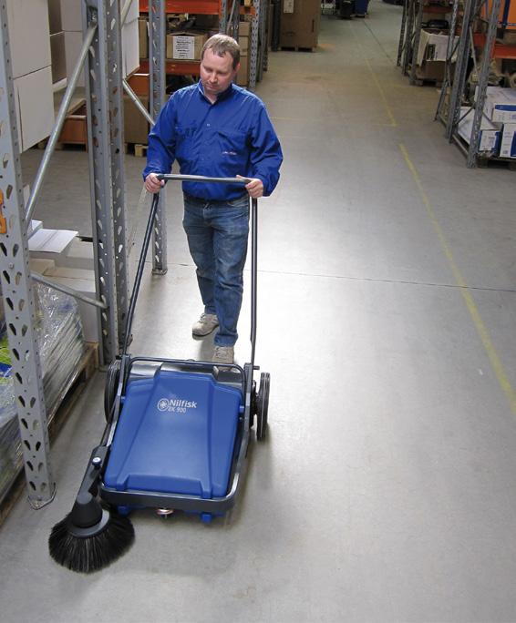 900:- BK 900 är en robust manuell sopmaskin för mindre ytor utomhus.