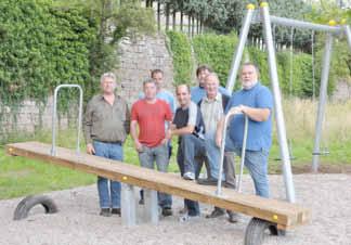 Rundschau - 5 - Ausgabe 30/2013 Spielplatz Grumbach Nachdem die Bürgerinnen und Bürger der Gemeinde Grumbach Spenden gesammelt und 2011 ein Spielfest abgehalten wurde, konnte nun, nach längerem Hin