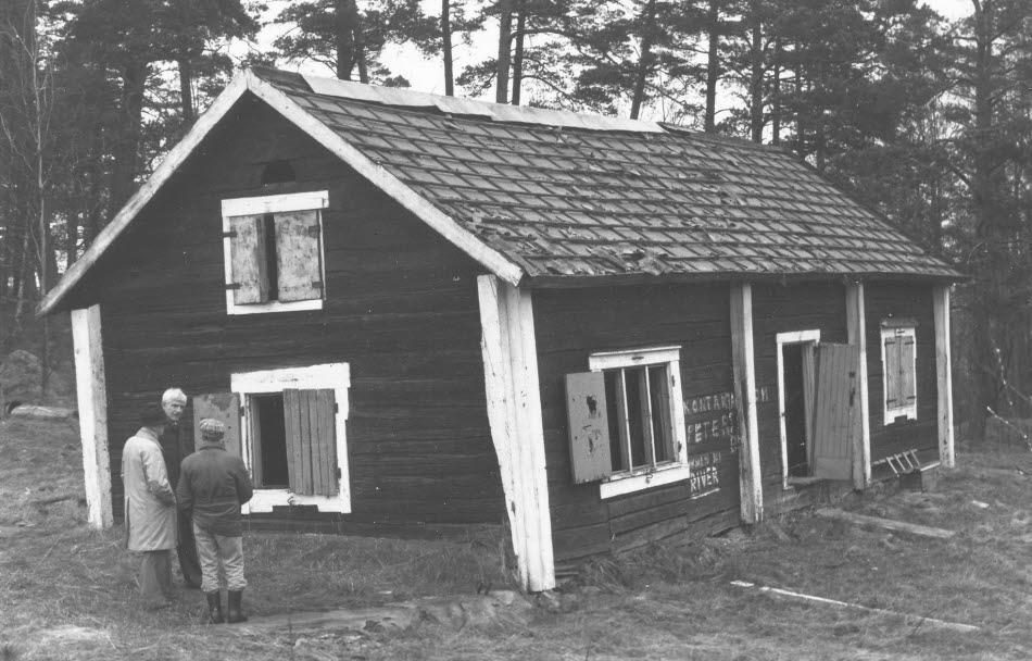 svårt och 1983 beslöt Erstaviks ägare Magnus af Petersens att riva huset. Foto 1982. Foto Barbro Strandman.