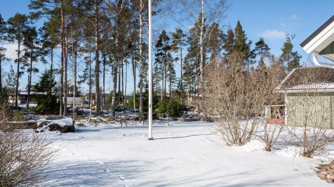 173,5 m² VÄRMESYSTEM: Fjärrvärme VA-SYSTEM: anslutet till Mariehamns stads vatten och avloppsledningsnät. ENERGIKLASS: SAMFÄLLDA OMRÅDEN: Finns ej.