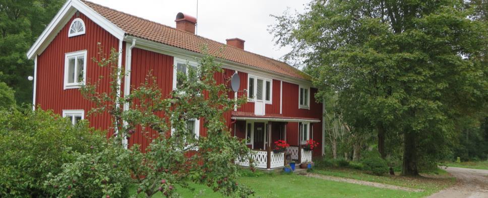 Detta hus ligger tätt intill grannens och bidrar till uppleveslen av ålderdomlig karaktär.