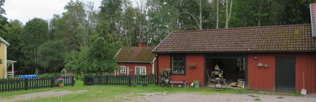 Mangårdsbygganden med gul träpanel skiljer sig från övriga rödmålade hus