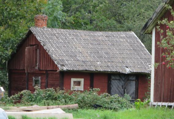 På gården finns två mycket