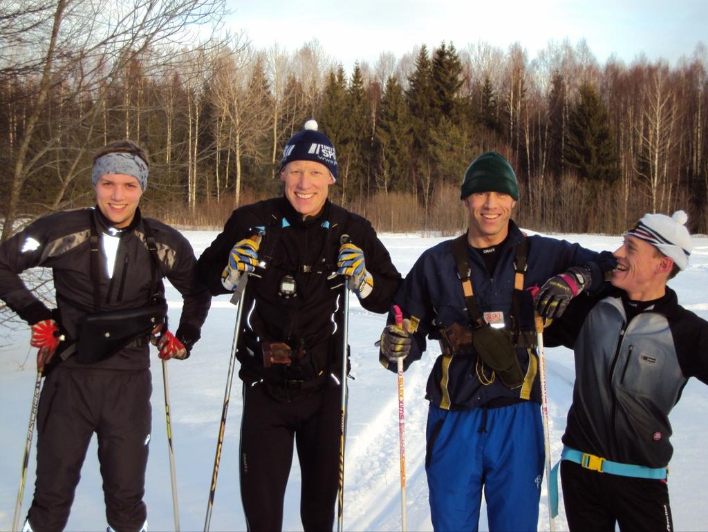 se Glada deltagare på träningstävling i skidskytte i januari 2011.