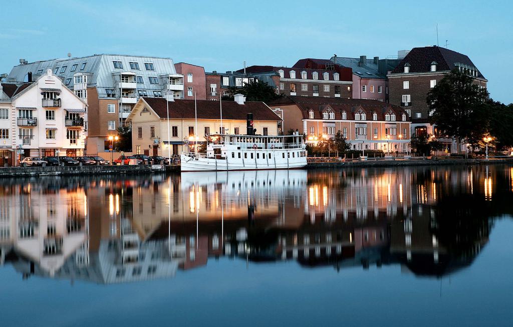 35 MINUTER TILL GÖTEBORG De utbyggda pendlingsmöjligheterna har bidragit till att Högskolan Väst har växt till en högskola för hela regionen.