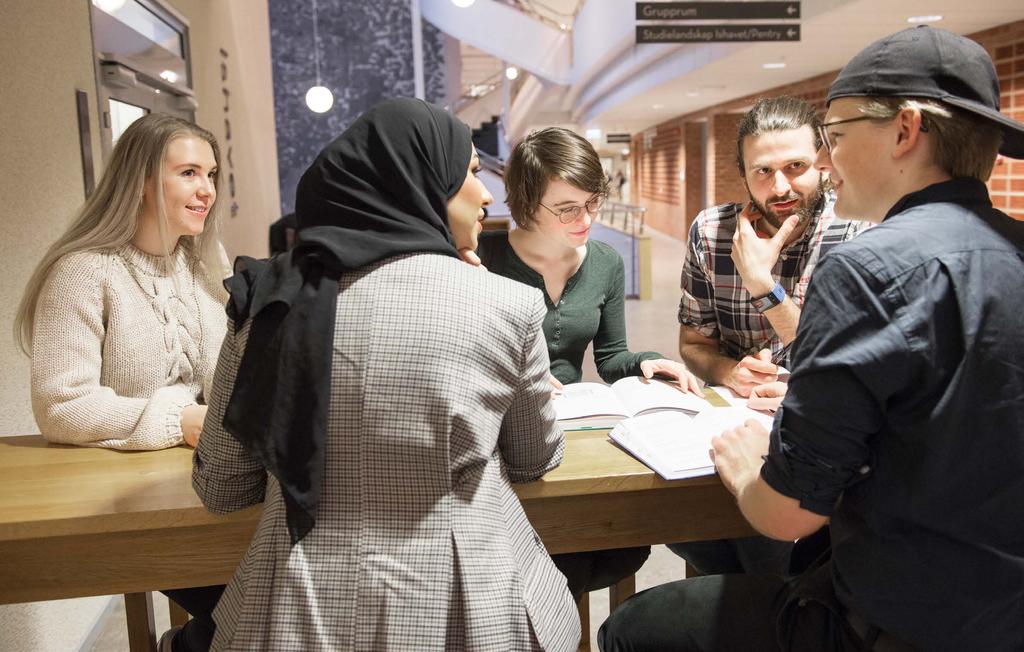 CAMPUS I SIFFROR 32 grupprum 96 toaletter 408 parkeringsplatser 500 datorer (cirka) 40 mikrovågsugnar EN STUDIEMILJÖ NÄRA LÄRARNA 10 11 HOS OSS HAR DU ALLTID NÄRA TILL LÄRARNA.