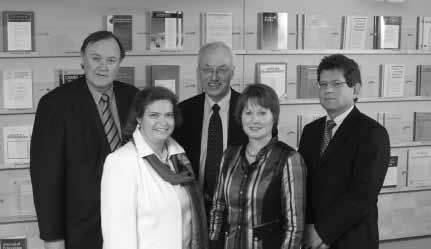 Från vänster till höger: Urban Bäckström, Signhild Arnegård Hansen, Björn Hägglund, Sigrun Hjelmquist och Magnus Henrekson. Ej närvarande: Sverker Martin-Löf, Per Olofsson och Carl Wilhelm Ros.
