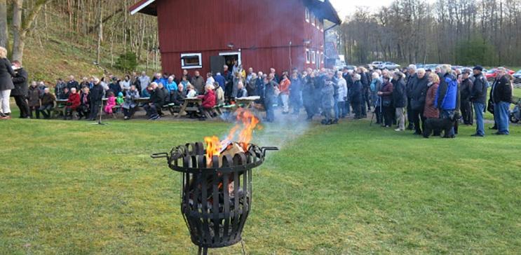 FÖRFATTARMÖTE MED OLA LARSMO >>Lördag 27/4 kl 11.00 Ola Larsmo har givit ut flera romaner och essäböcker. I senaste romanen, Swede Hollow, berättar han om 1880-talet.