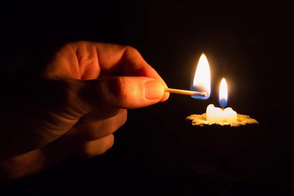 Ett ljus i mörkret För mig handlar ett ljus i mörkret om godhet och ondska och om kärlek och hat. Om de val vi gör. Att få ett bra liv handlar mycket om hur man hanterar det som händer i ens liv.