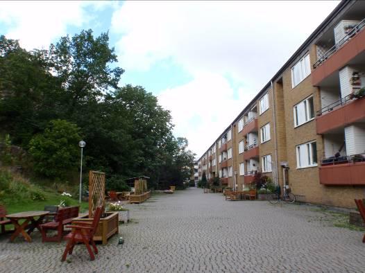I söder ansluter planområdet till Slottsskogen Friytor De befintliga innergårdarna ger möjlighet till lek och utevistelse för de boende i en