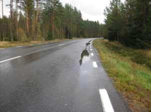 vatten på vägbanan. Det medför en ökad trafiksäkerhetsrisk i form av vattenplaning.