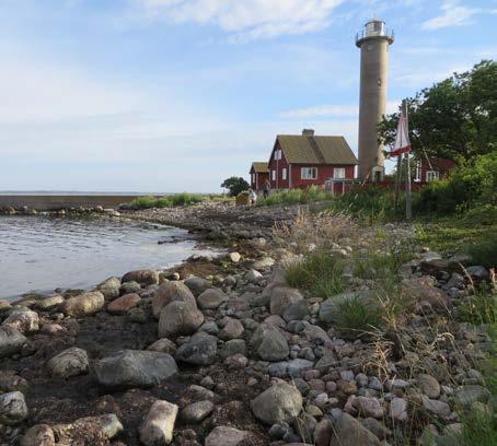 Garpen är en liten, platt, smal ö i Kalmarsund, två meter över havet och cirka två kilometer ut från Bergkvara, ursprungligen tillhörande byn Ragnabo. Första fyren här uppfördes 1893.