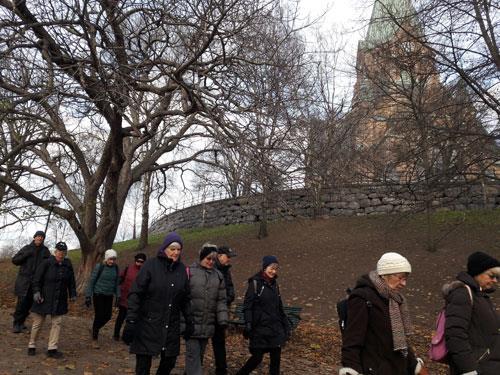 Från kyrkan gick vi vidare in i parken och kom snart fram